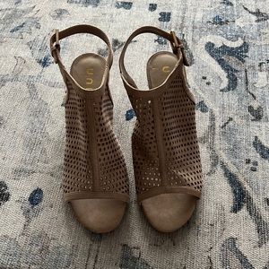 Peep toe heeled sandal